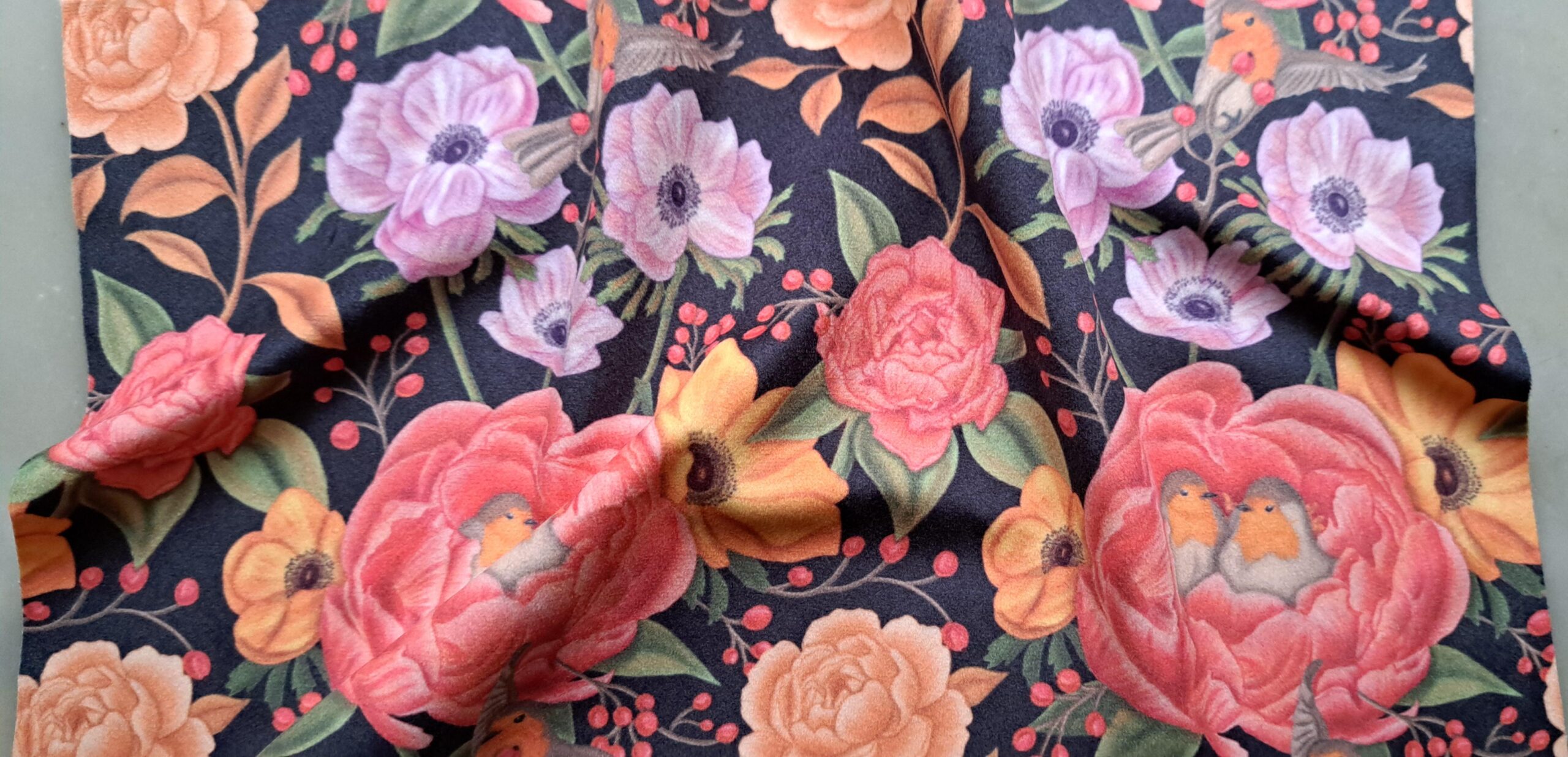 Velours oeko-tex imprimé en France – Motif – Lisière d’Automne – Fond Noir avec Rouge-Gorge Velours oeko-tex imprimé en France - Motif - Lisière d'Automne - Fond Noir avec Rouge-Gorge