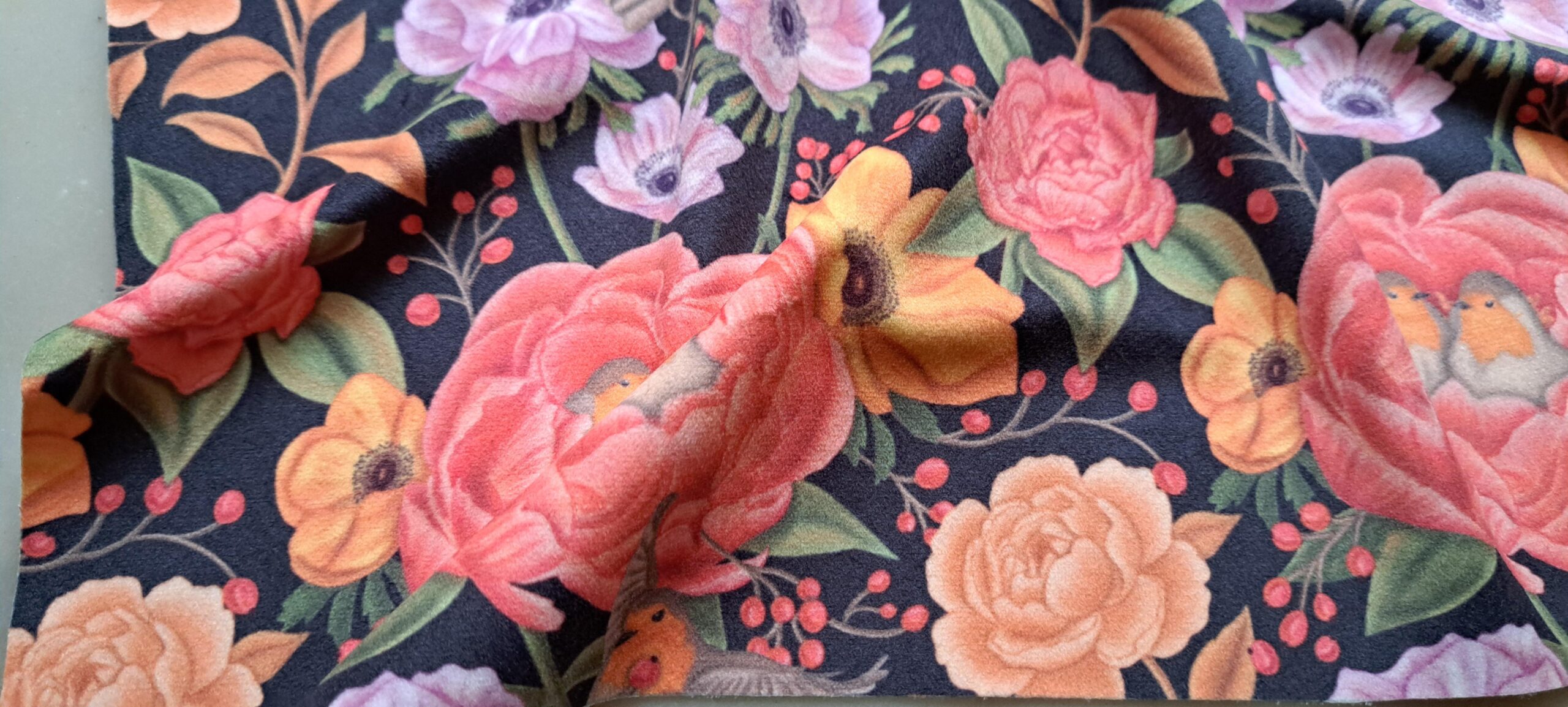 Velours oeko-tex imprimé en France – Motif – Lisière d’Automne – Fond Noir avec Rouge-Gorge Velours oeko-tex imprimé en France - Motif - Lisière d'Automne - Fond Noir avec Rouge-Gorge – Image 9