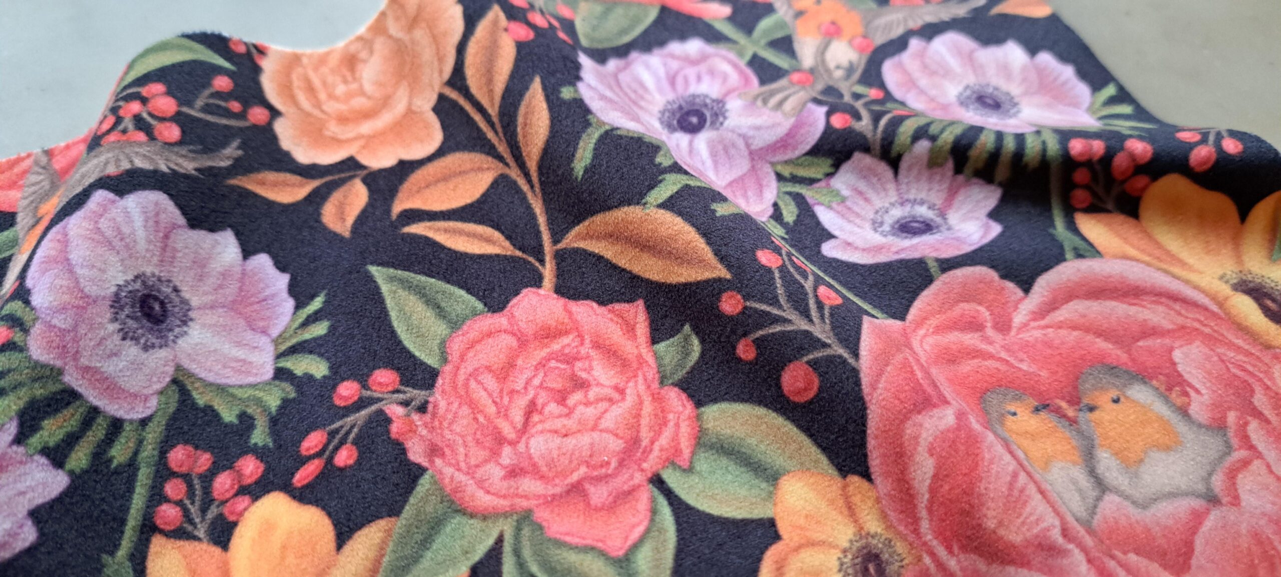 Velours oeko-tex imprimé en France – Motif – Lisière d’Automne – Fond Noir avec Rouge-Gorge Velours oeko-tex imprimé en France - Motif - Lisière d'Automne - Fond Noir avec Rouge-Gorge – Image 8