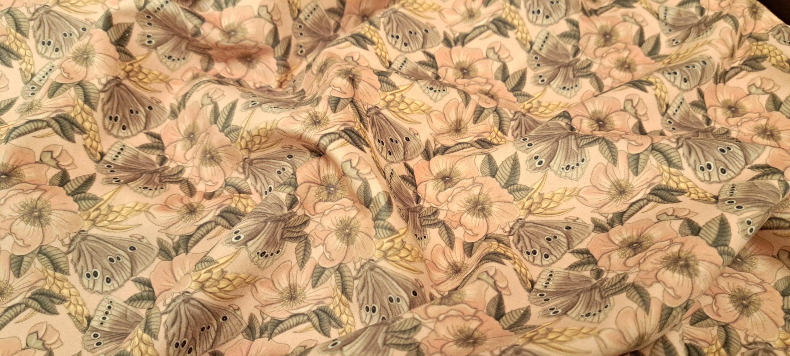 Nouveau – Velours oeko-tex imprimé en France – Motif – Sous les Eglantiers – Fond Rose Pâle Nouveau - Velours oeko-tex imprimé en France - Motif - Sous les Eglantiers - Fond Rose Pâle – Image 2