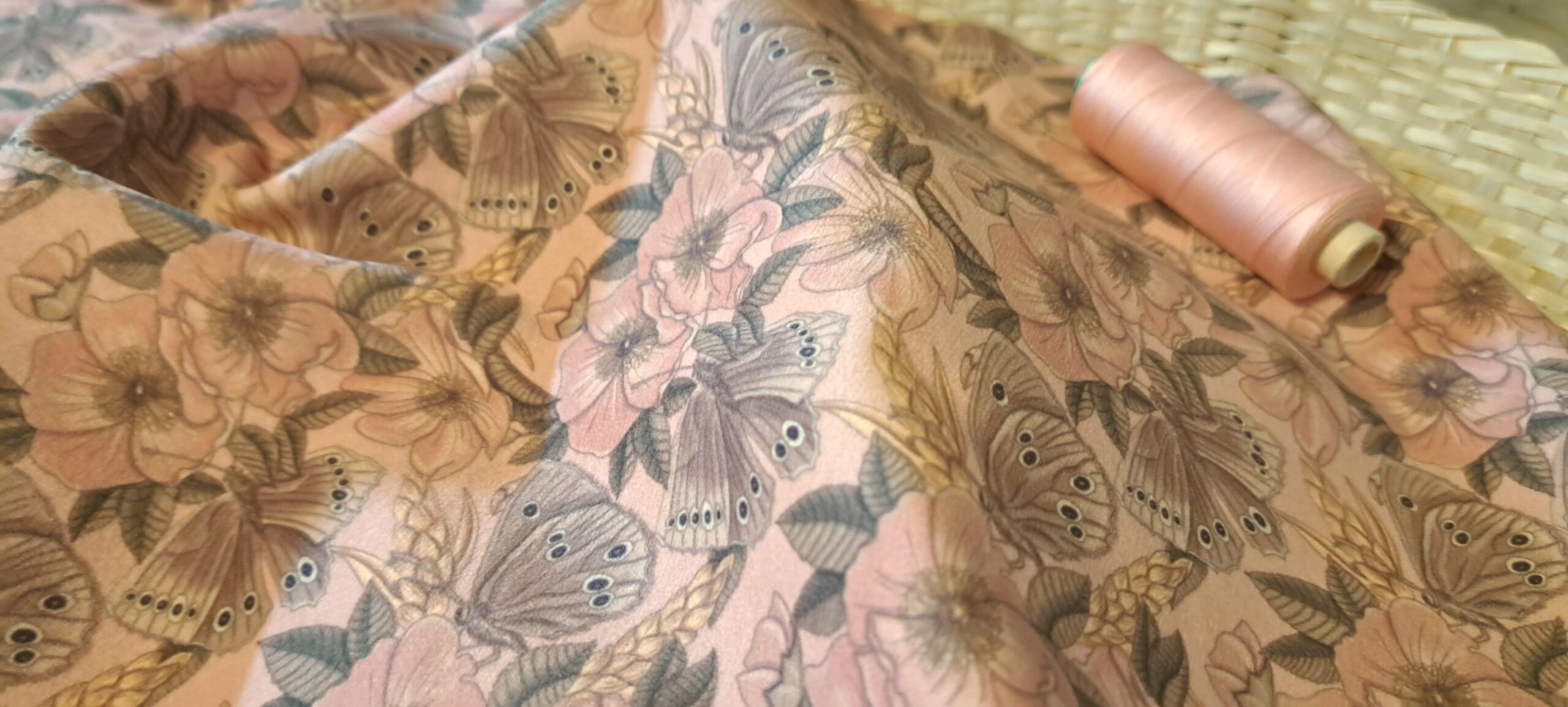 Nouveau – Velours oeko-tex imprimé en France – Motif – Sous les Eglantiers – Fond Rose Pâle Nouveau - Velours oeko-tex imprimé en France - Motif - Sous les Eglantiers - Fond Rose Pâle – Image 3