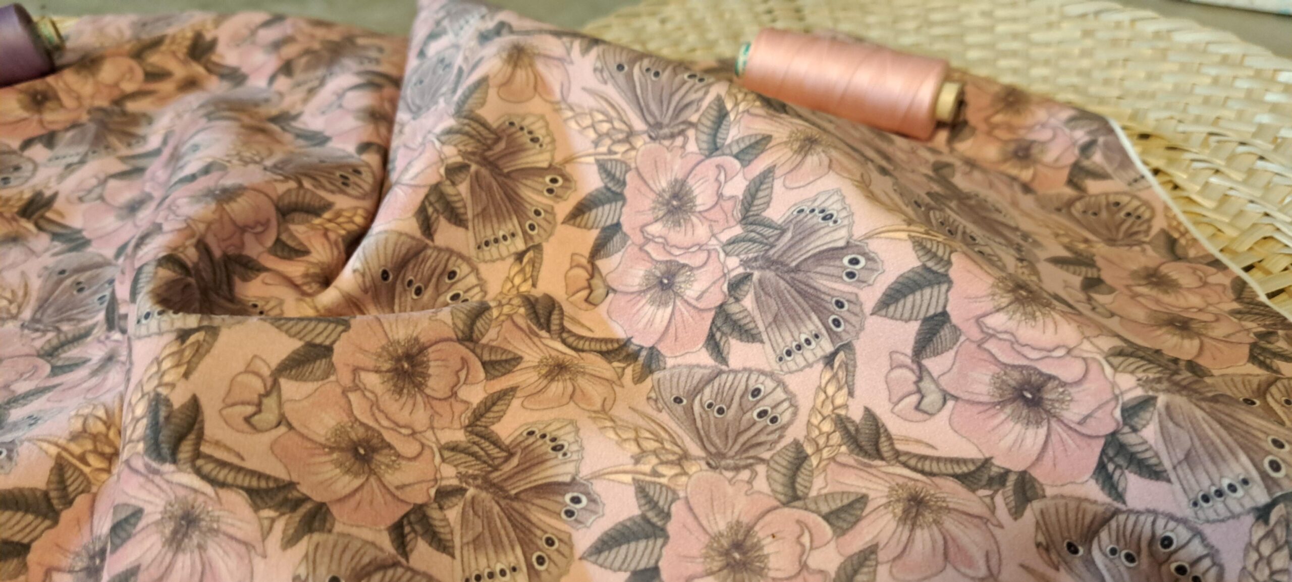 Nouveau – Velours oeko-tex imprimé en France – Motif – Sous les Eglantiers – Fond Rose Pâle Nouveau - Velours oeko-tex imprimé en France - Motif - Sous les Eglantiers - Fond Rose Pâle – Image 4