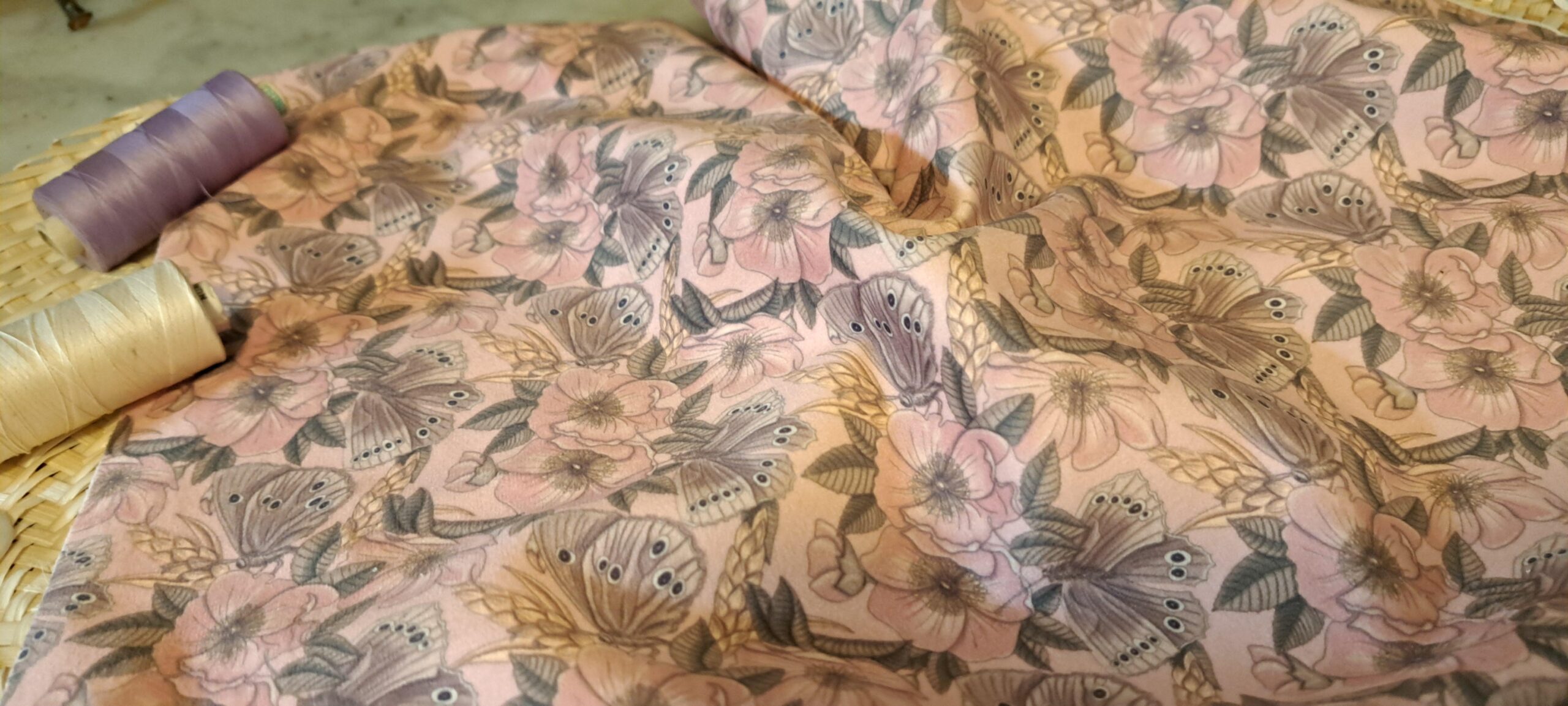 Nouveau – Velours oeko-tex imprimé en France – Motif – Sous les Eglantiers – Fond Rose Pâle Nouveau - Velours oeko-tex imprimé en France - Motif - Sous les Eglantiers - Fond Rose Pâle – Image 5