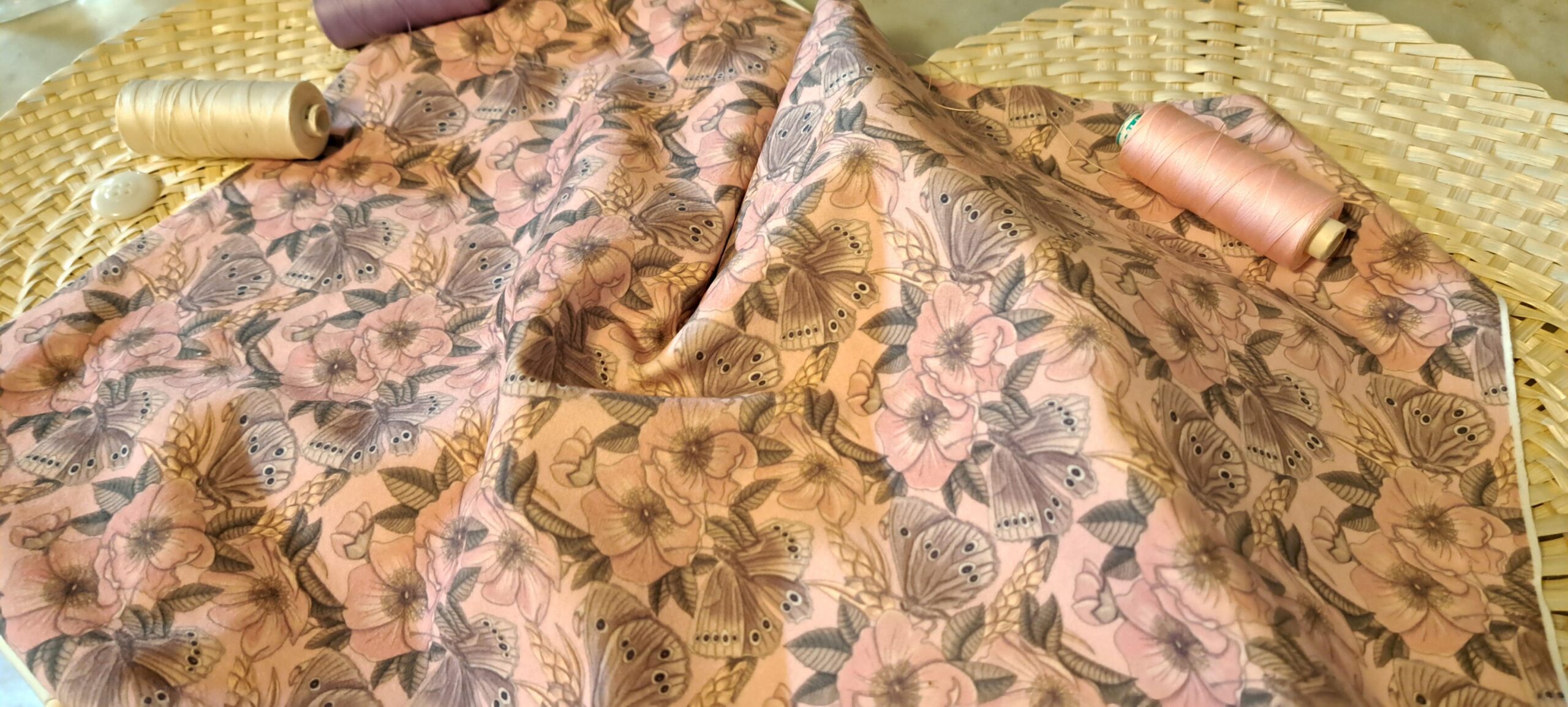 Nouveau – Velours oeko-tex imprimé en France – Motif – Sous les Eglantiers – Fond Rose Pâle Nouveau - Velours oeko-tex imprimé en France - Motif - Sous les Eglantiers - Fond Rose Pâle – Image 6