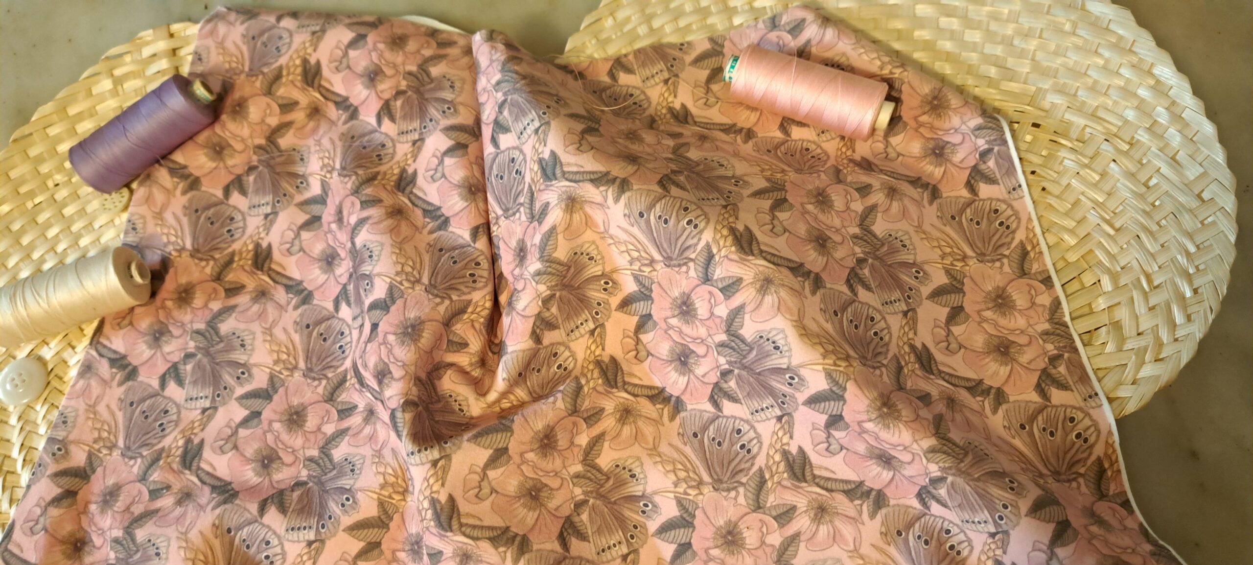 Nouveau – Velours oeko-tex imprimé en France – Motif – Sous les Eglantiers – Fond Rose Pâle Nouveau - Velours oeko-tex imprimé en France - Motif - Sous les Eglantiers - Fond Rose Pâle – Image 7