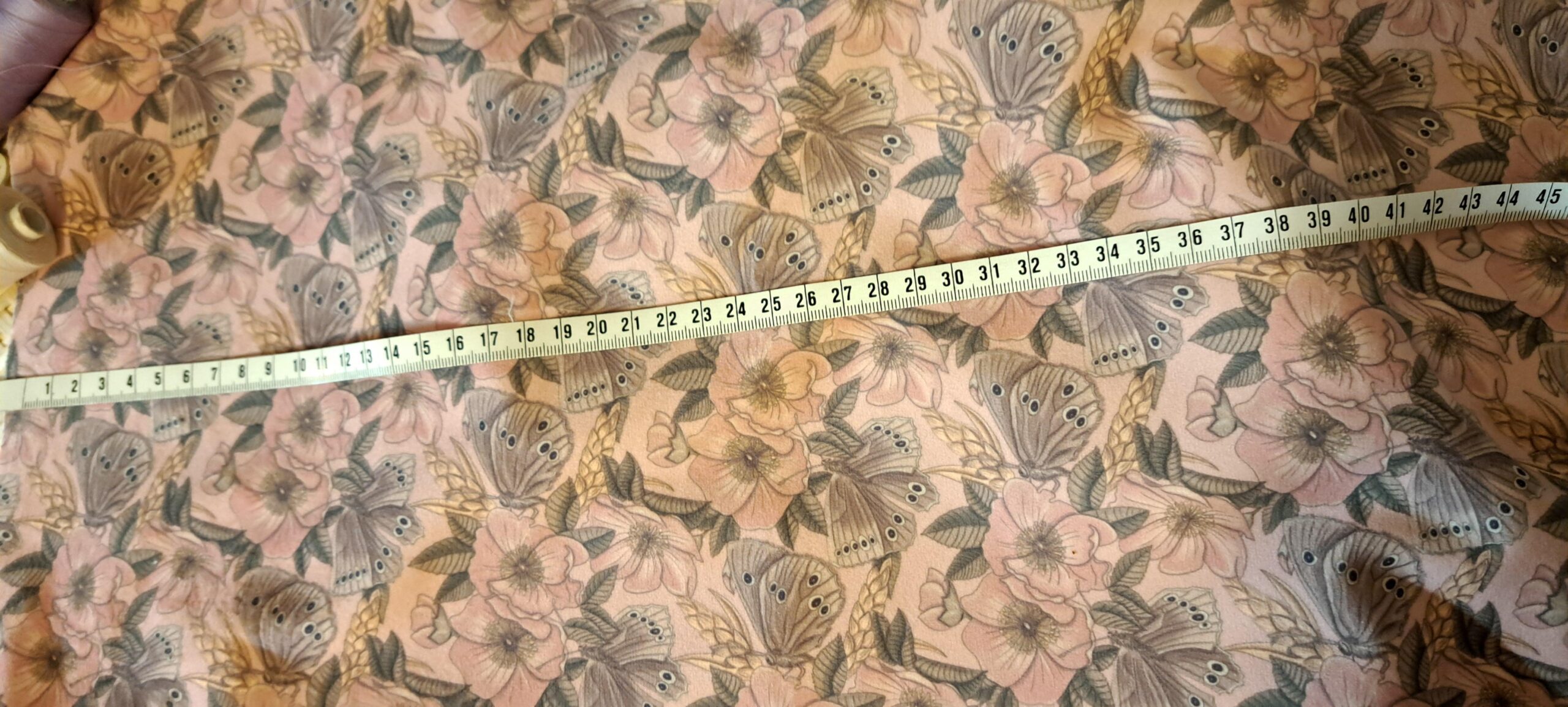 Nouveau – Velours oeko-tex imprimé en France – Motif – Sous les Eglantiers – Fond Rose Pâle Nouveau - Velours oeko-tex imprimé en France - Motif - Sous les Eglantiers - Fond Rose Pâle – Image 8