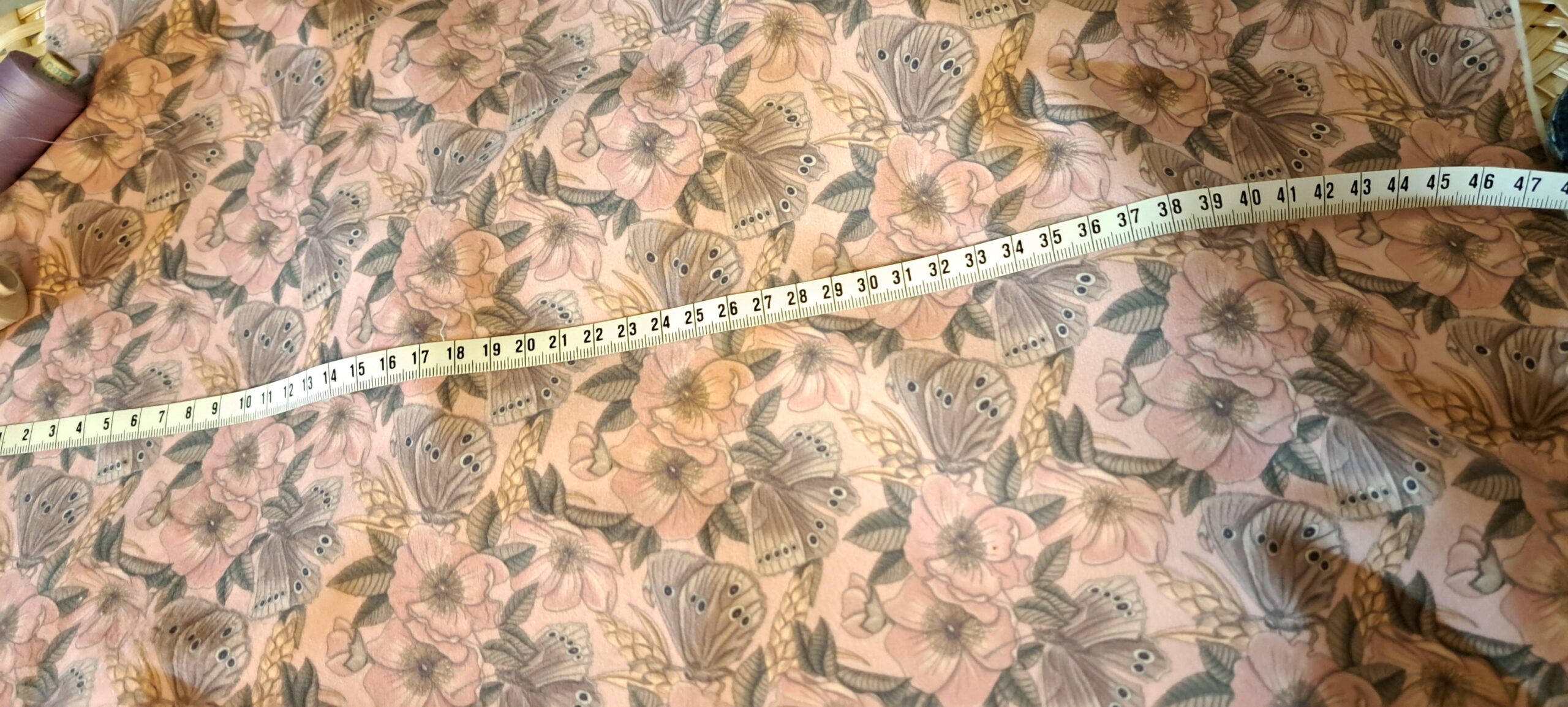 Nouveau – Velours oeko-tex imprimé en France – Motif – Sous les Eglantiers – Fond Rose Pâle Nouveau - Velours oeko-tex imprimé en France - Motif - Sous les Eglantiers - Fond Rose Pâle – Image 9