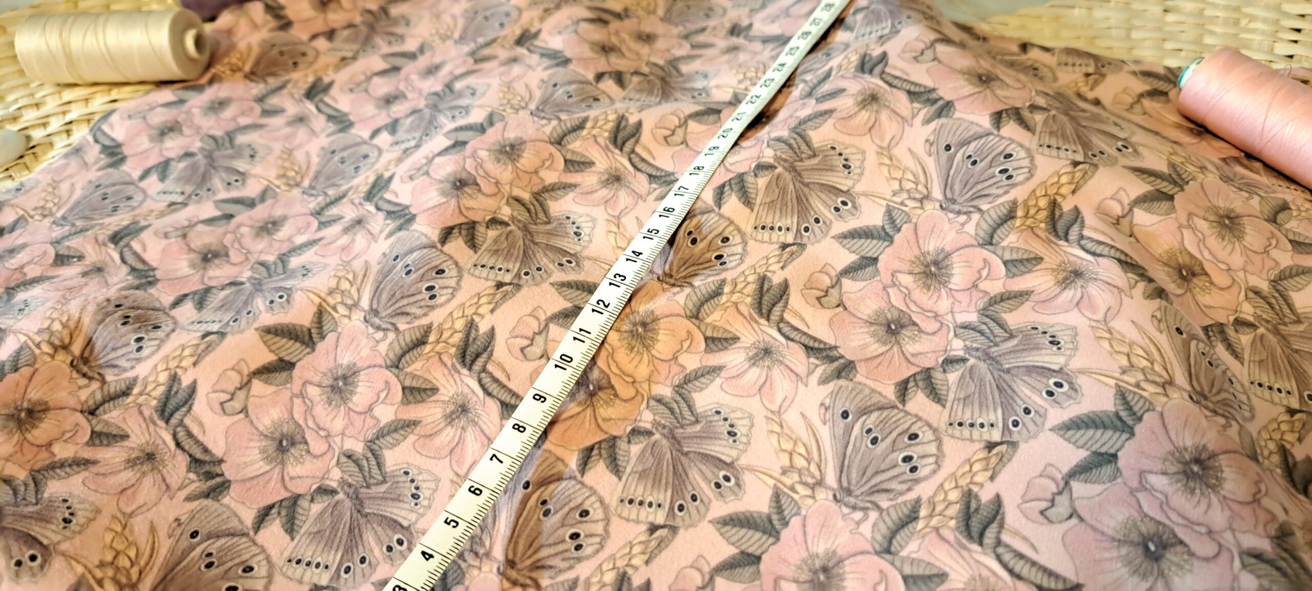 Nouveau – Velours oeko-tex imprimé en France – Motif – Sous les Eglantiers – Fond Rose Pâle Nouveau - Velours oeko-tex imprimé en France - Motif - Sous les Eglantiers - Fond Rose Pâle – Image 11