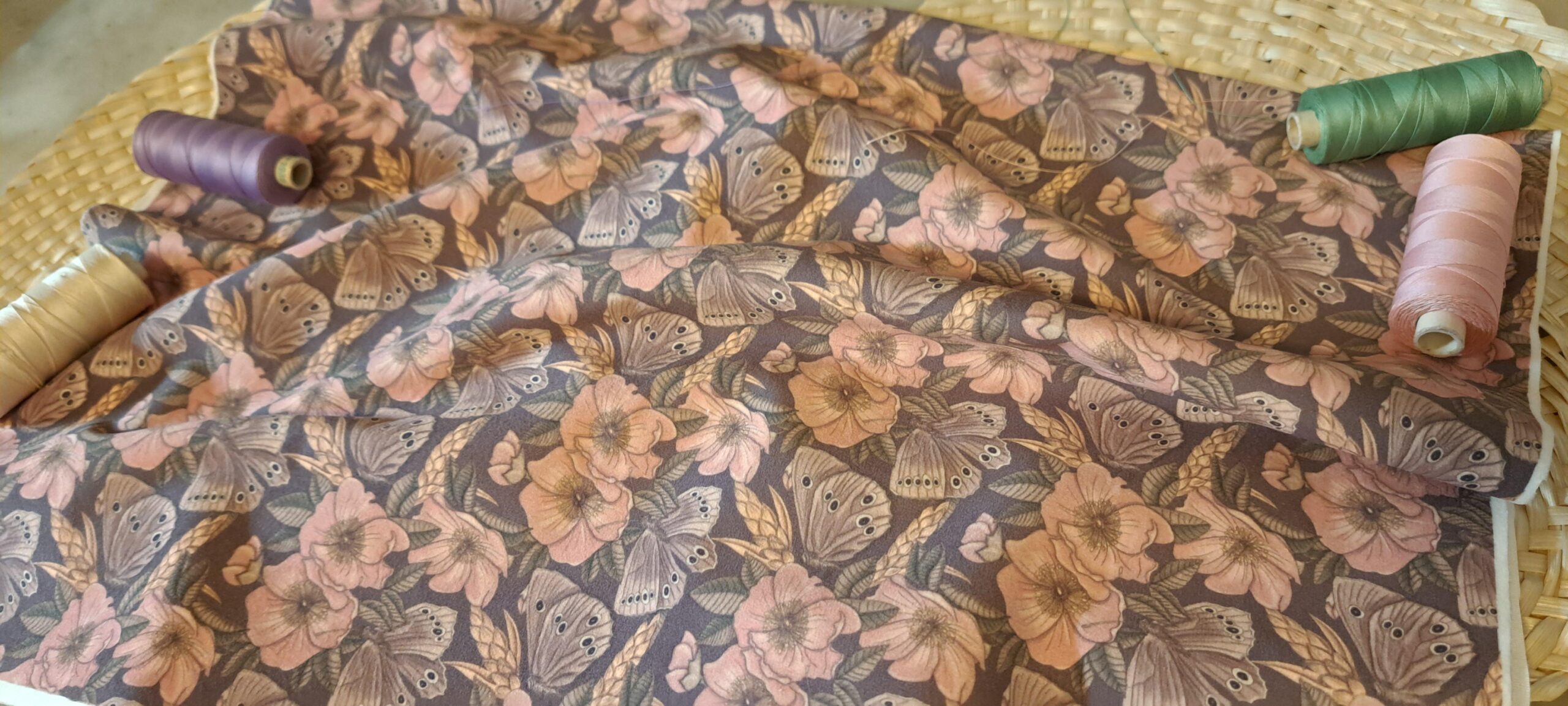 Nouveau – Velours oeko-tex imprimé en France – Motif – Sous les Eglantiers – Fond Rose Pâle Nouveau – Velours oeko-tex imprimé en France – Motif – Sous les Eglantiers – Fond Rose Pâle