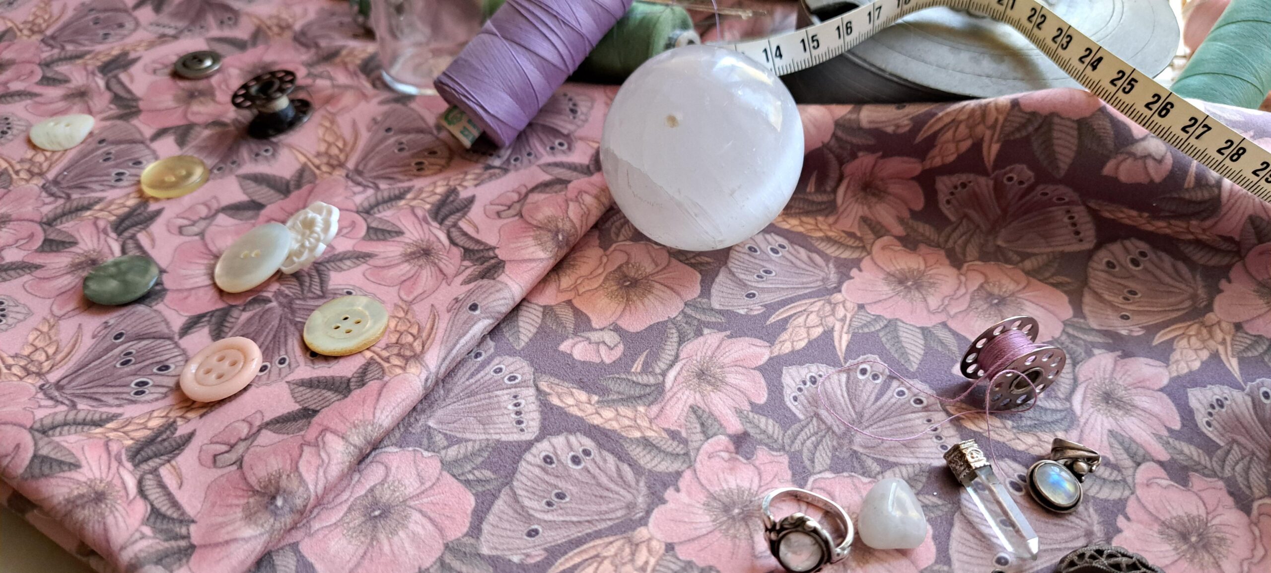 Nouveau – Velours oeko-tex imprimé en France – Motif – Sous les Eglantiers – Fond Rose Pâle Nouveau - Velours oeko-tex imprimé en France - Motif - Sous les Eglantiers - Fond Rose Pâle – Image 18