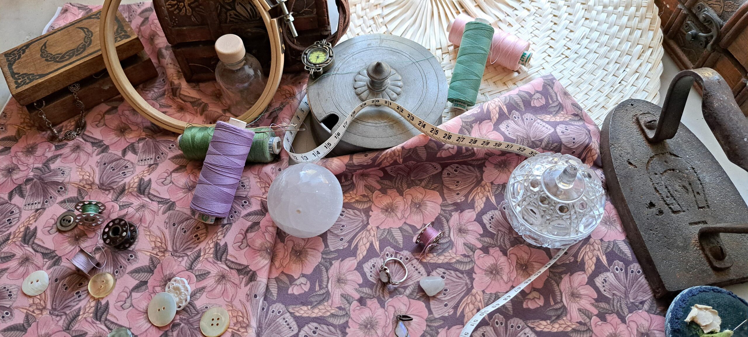 Nouveau – Velours oeko-tex imprimé en France – Motif – Sous les Eglantiers – Fond Rose Pâle Nouveau - Velours oeko-tex imprimé en France - Motif - Sous les Eglantiers - Fond Rose Pâle – Image 17