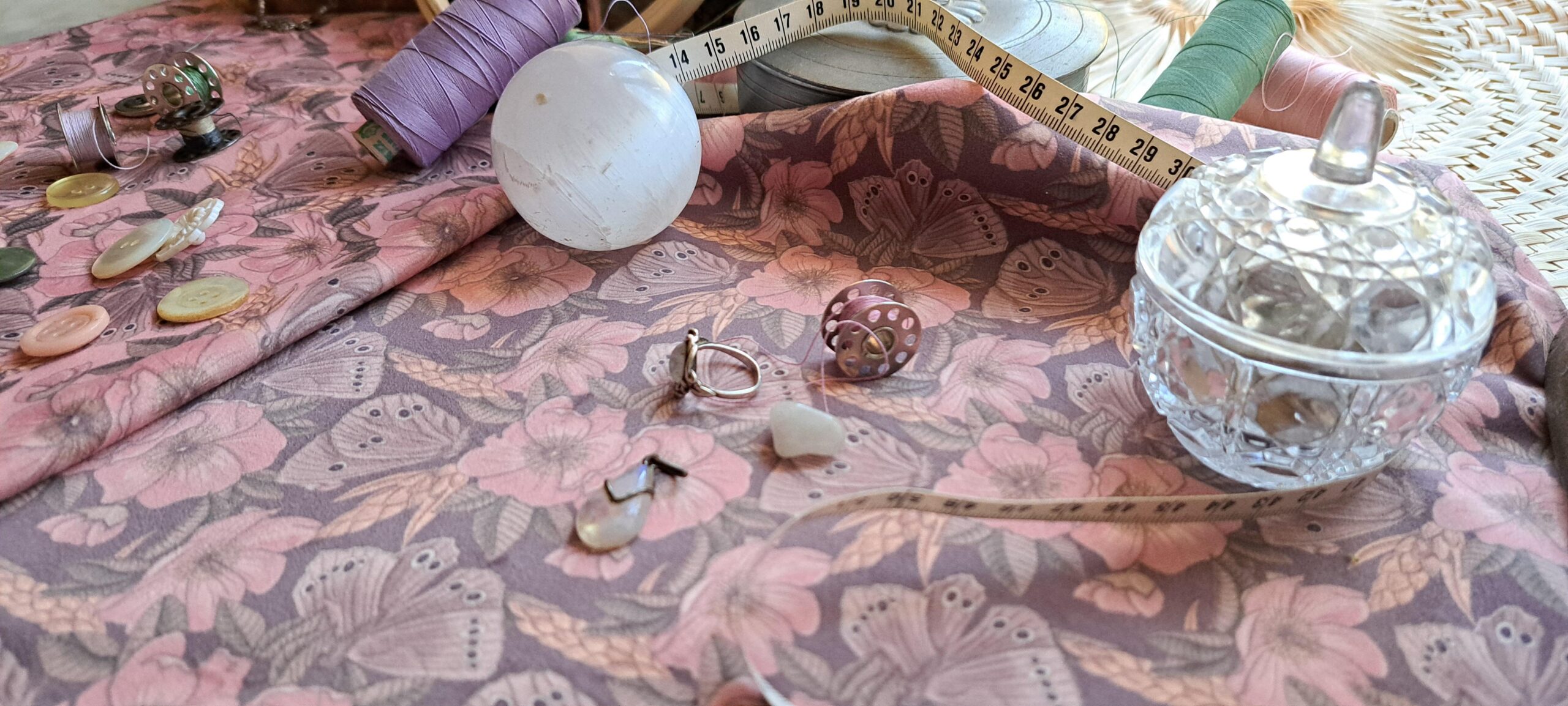 Nouveau – Velours oeko-tex imprimé en France – Motif – Sous les Eglantiers – Fond Rose Pâle Nouveau - Velours oeko-tex imprimé en France - Motif - Sous les Eglantiers - Fond Rose Pâle – Image 16