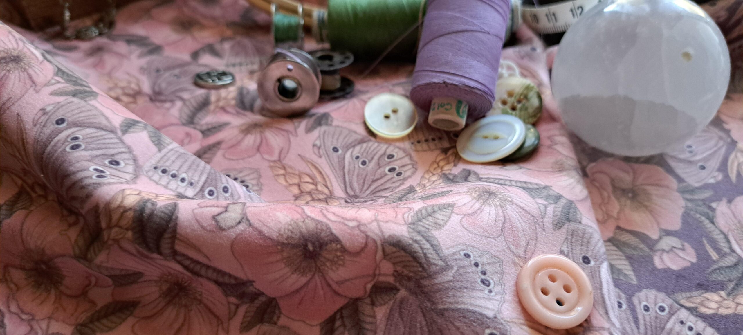 Nouveau – Velours oeko-tex imprimé en France – Motif – Sous les Eglantiers – Fond Rose Pâle Nouveau - Velours oeko-tex imprimé en France - Motif - Sous les Eglantiers - Fond Rose Pâle – Image 15