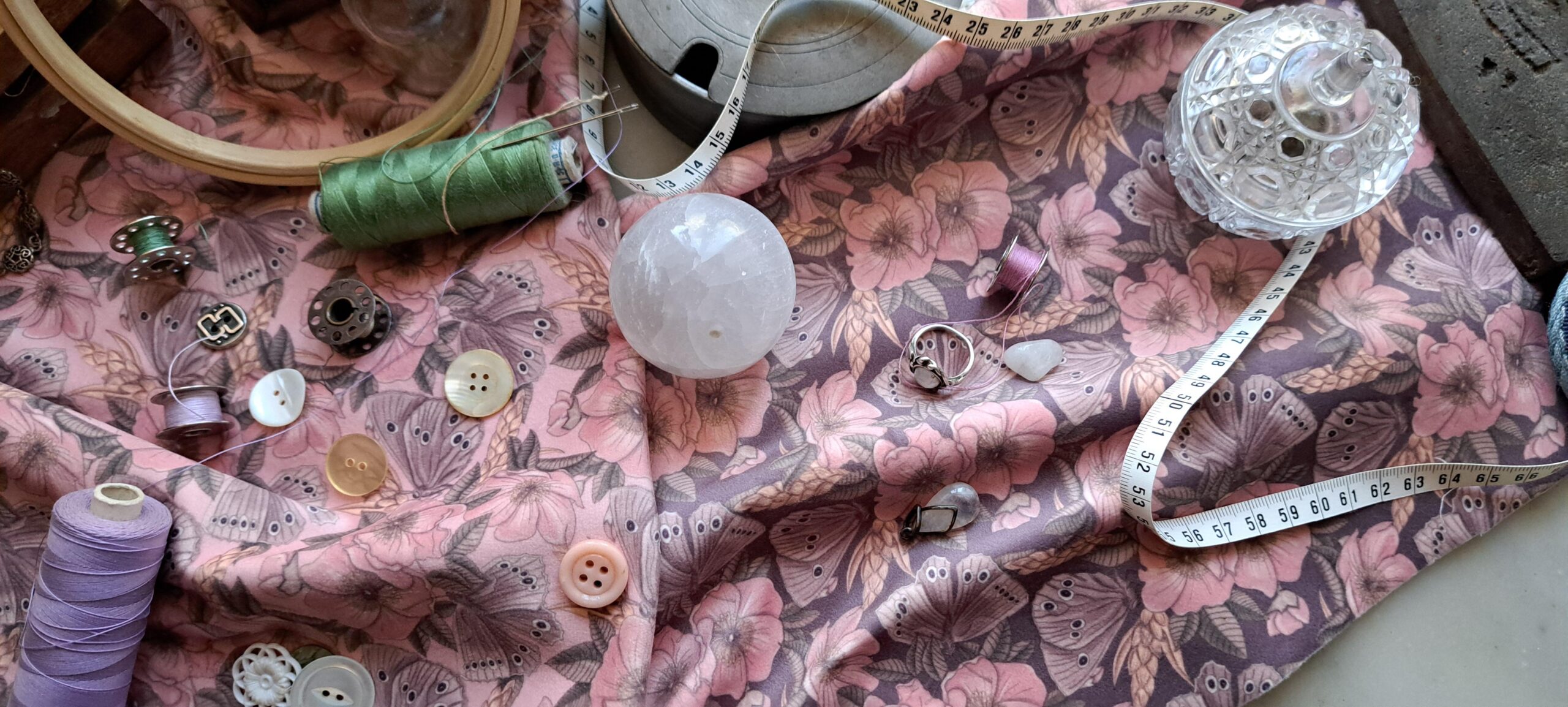 Nouveau – Velours oeko-tex imprimé en France – Motif – Sous les Eglantiers – Fond Rose Pâle Nouveau - Velours oeko-tex imprimé en France - Motif - Sous les Eglantiers - Fond Rose Pâle – Image 14