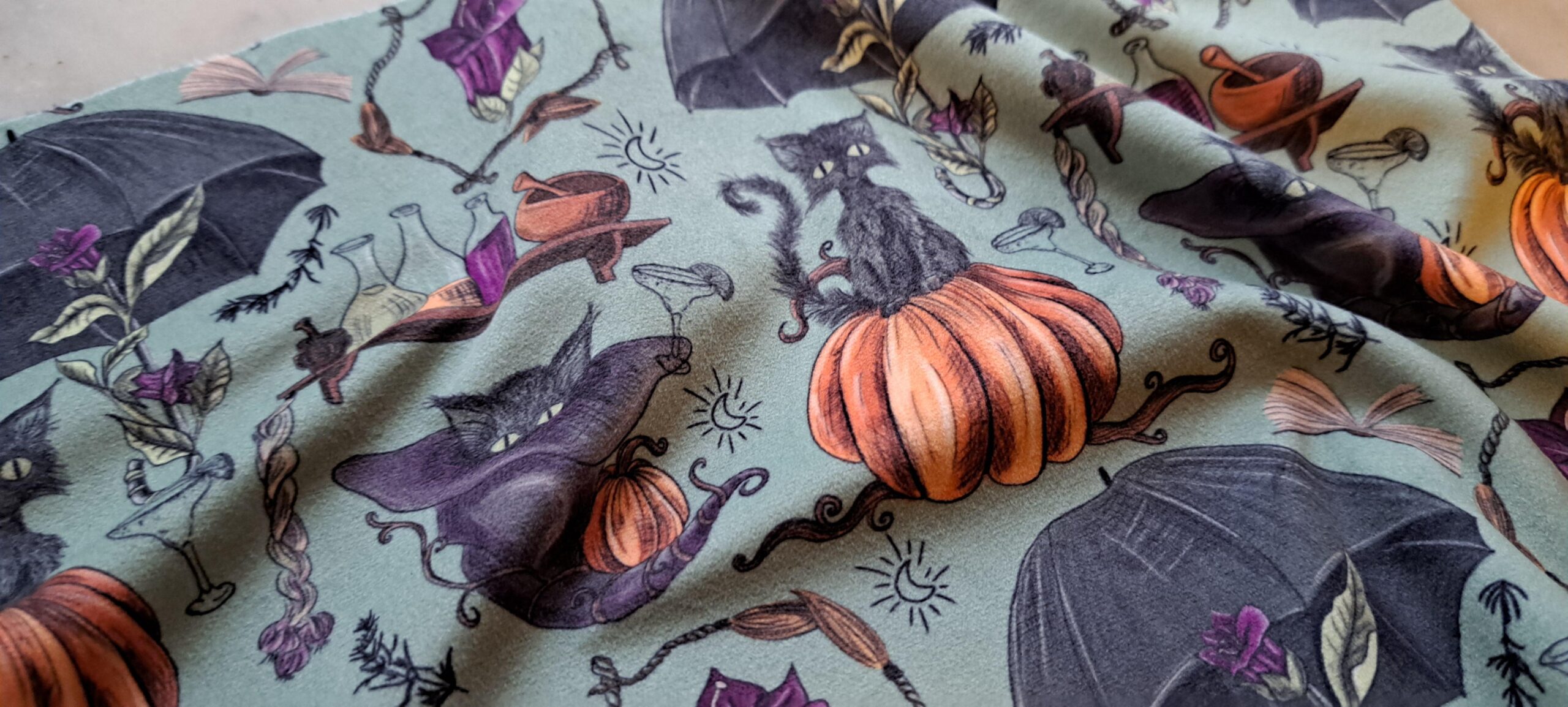 Velours oeko-tex imprimé en France – Motif – Sortilèges – Fond Mauve