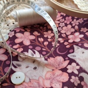 Velours oeko-tex imprimé en France – Motif Kitsune – Le Vent des Cerisiers – Fond Cerisier