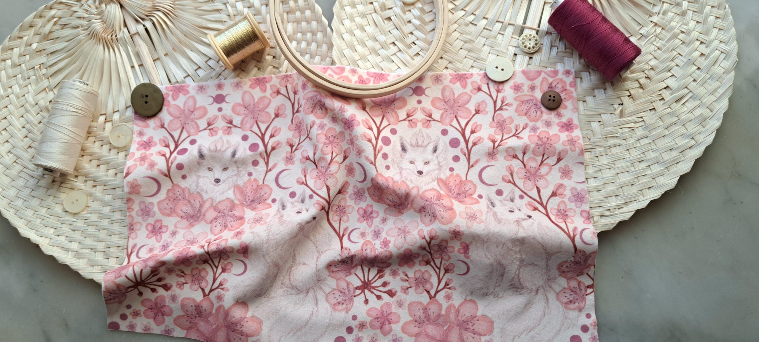 Nouveau – Velours oeko-tex imprimé en France – Motif – Au coin du feu – Fond Ecru -Taille S