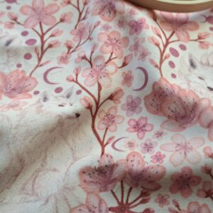 Velours oeko-tex imprimé en France – Motif Kitsune – Le Vent des Cerisiers – Fond Ecru