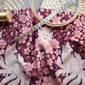 Velours oeko-tex imprimé en France – Motif Kitsune – Le Vent des Cerisiers – Fond Cerisier