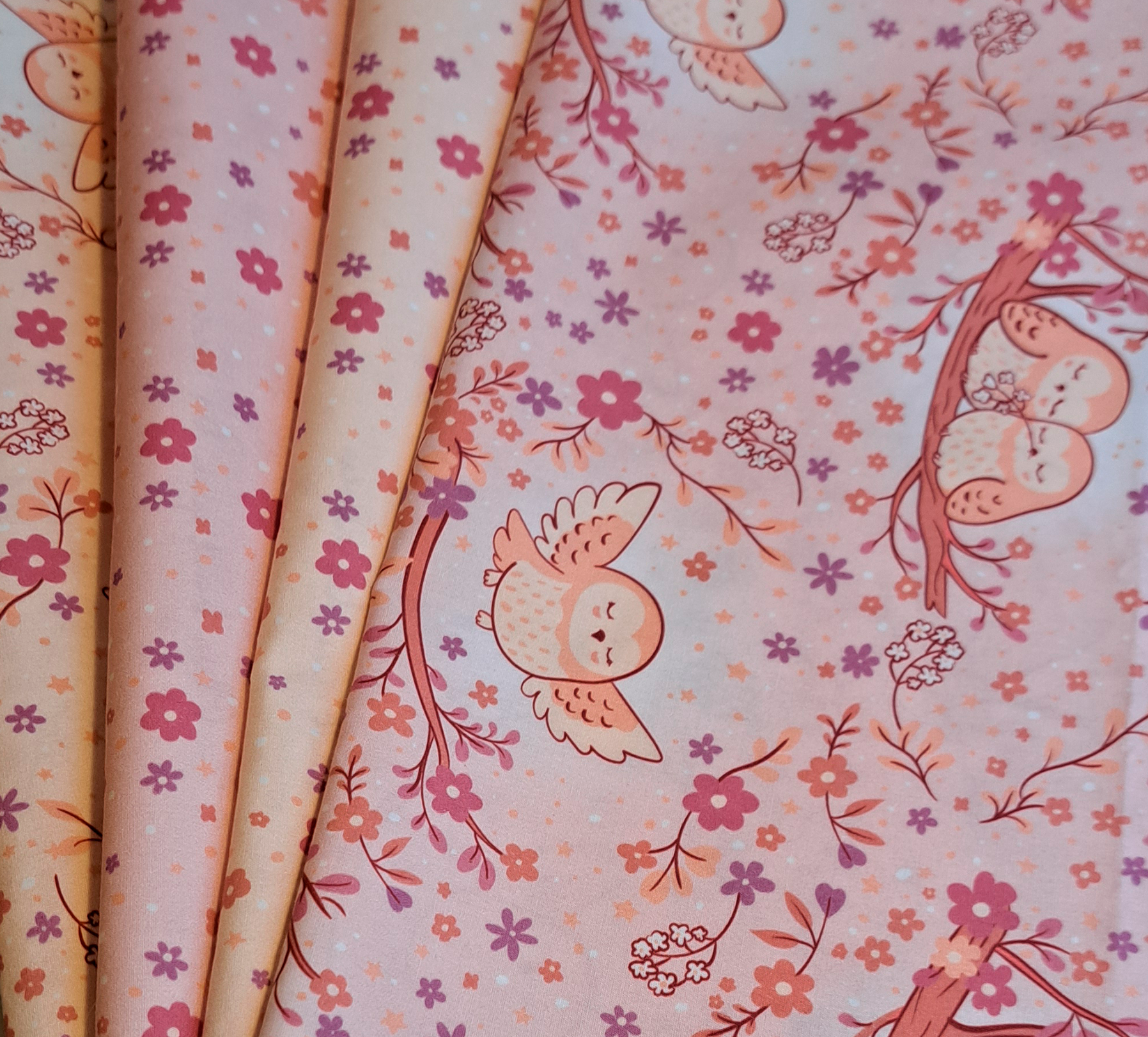 Nouveau – Popeline oeko-tex imprimé en France – Motif Au coeur de la douceur – Fond Saumon Nouveau - Popeline oeko-tex imprimé en France - Motif Au coeur de la douceur - Fond Saumon – Image 2