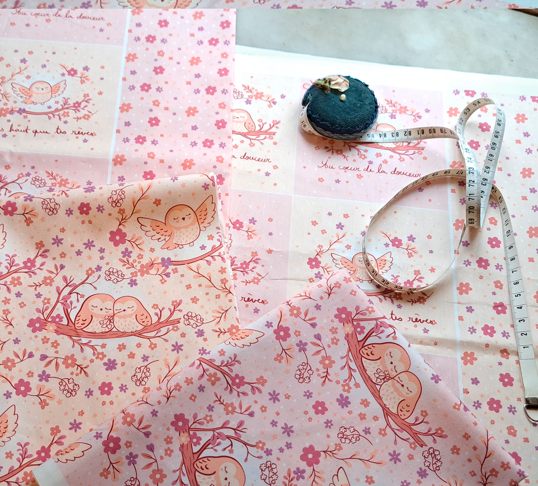 Nouveau – Popeline oeko-tex imprimé en France – Motif Au coeur de la douceur – Fond Saumon Nouveau - Popeline oeko-tex imprimé en France - Motif Au coeur de la douceur - Fond Saumon – Image 15