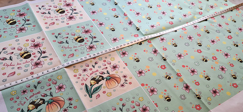 Nouveau – Popeline bio oeko-tex imprimée en France – Motif Panneau créatif LES BOURDONS POÉTIQUES — fond écru