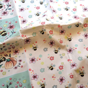 Nouveau – Popeline bio oeko-tex imprimée en France – Motif Panneau créatif LES BOURDONS POÉTIQUES — fond écru