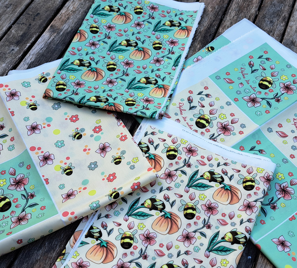 Nouveau – Popeline bio oeko-tex imprimé en France – Motif Le Bourdon Mignon- Fond Vert d’eau Nouveau - Popeline bio oeko-tex imprimé en France - Motif Le Bourdon Mignon- Fond Vert d'eau – Image 18