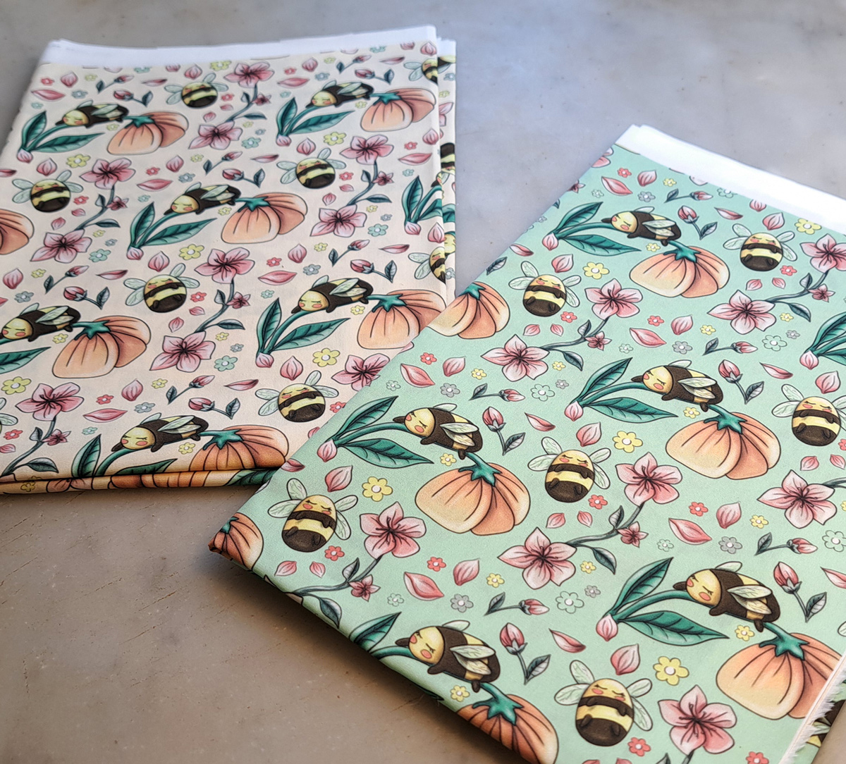 Nouveau – Popeline bio oeko-tex imprimé en France – Motif Le Bourdon Mignon- Fond Vert d’eau Nouveau - Popeline bio oeko-tex imprimé en France - Motif Le Bourdon Mignon- Fond Vert d'eau – Image 12