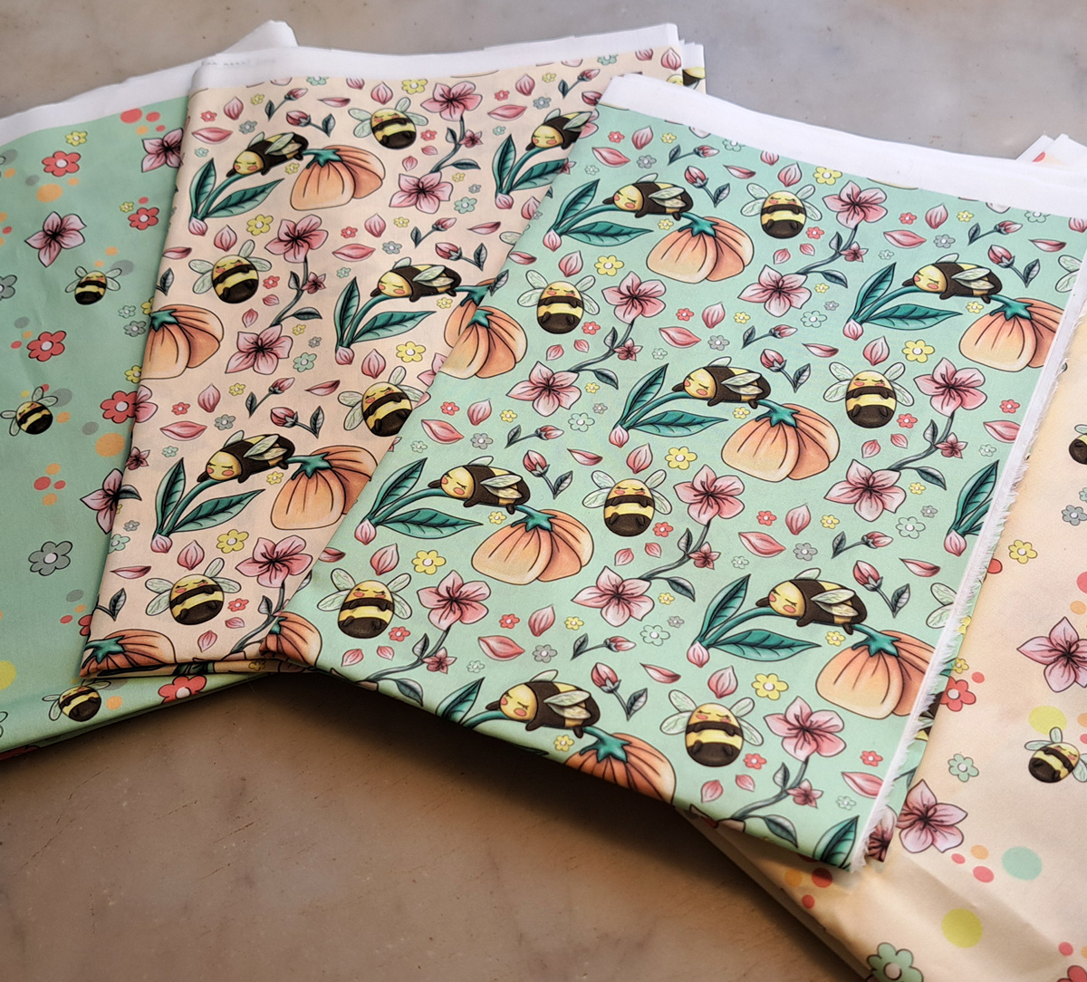 Nouveau – Popeline bio oeko-tex imprimé en France – Motif Le Bourdon Mignon- Fond Vert d’eau Nouveau - Popeline bio oeko-tex imprimé en France - Motif Le Bourdon Mignon- Fond Vert d'eau – Image 17