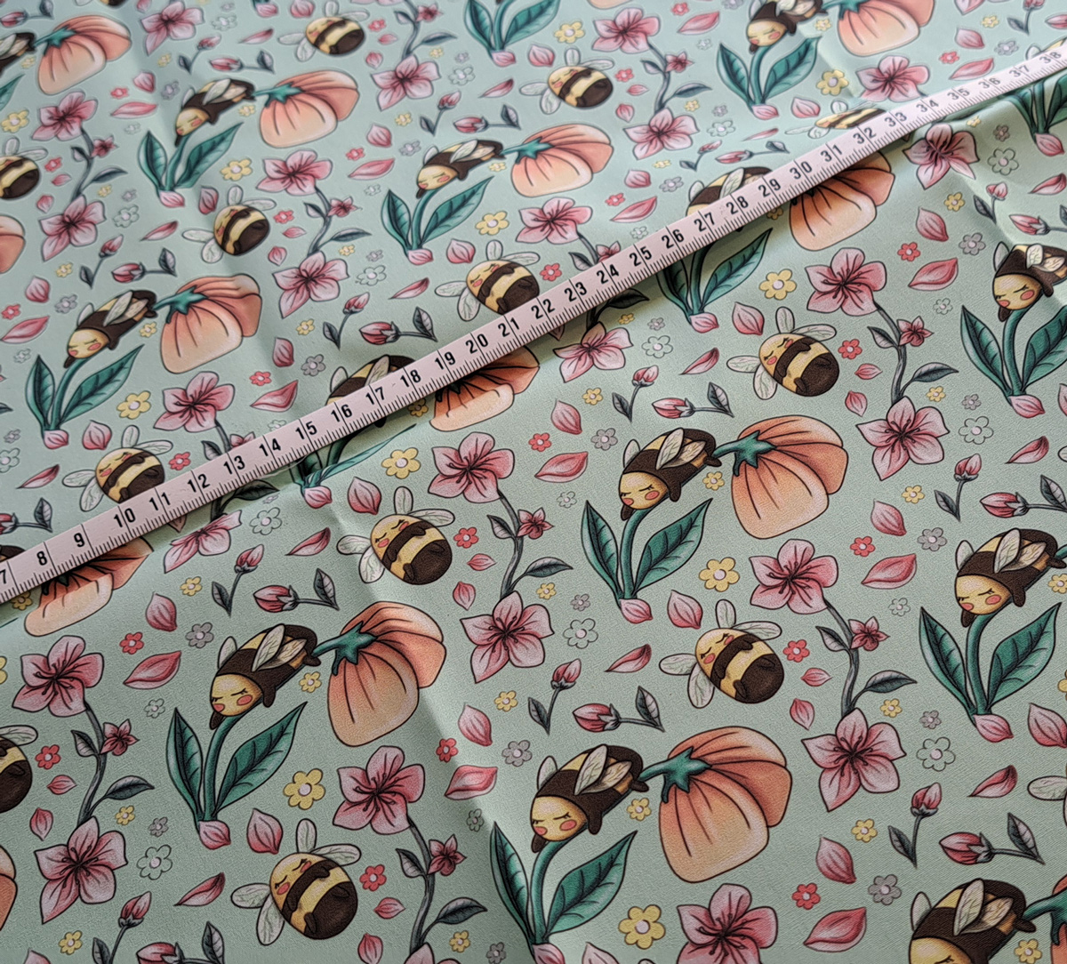 Nouveau – Popeline bio oeko-tex imprimé en France – Motif Le Bourdon Mignon- Fond Vert d’eau Nouveau - Popeline bio oeko-tex imprimé en France - Motif Le Bourdon Mignon- Fond Vert d'eau – Image 9