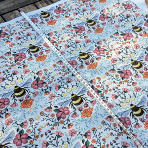 Nouveau – Popeline bio oeko-tex imprimé en France – Motif Le Bourdon Enchanté- Fond Ecru