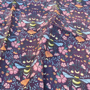 Nouveau – Popeline bio oeko-tex imprimé en France – Motif Le Bourdon Enchanté- Fond Prune