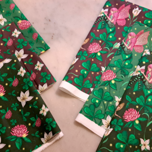 Nouveau – Popeline gots et oeko-tex imprimé en France – Motif Le Jardin des Fées – Fond Vert printanier