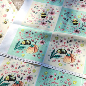 Nouveau – Coupon illustré 12 x 12 cm – Popeline gots et oeko-tex imprimé en France – VIS L’INSTANT – fond vert d’eau Nouveau – Coupon illustré 12 x 12 cm – Popeline gots et oeko-tex imprimé en France – VIS L’INSTANT – fond vert d’eau