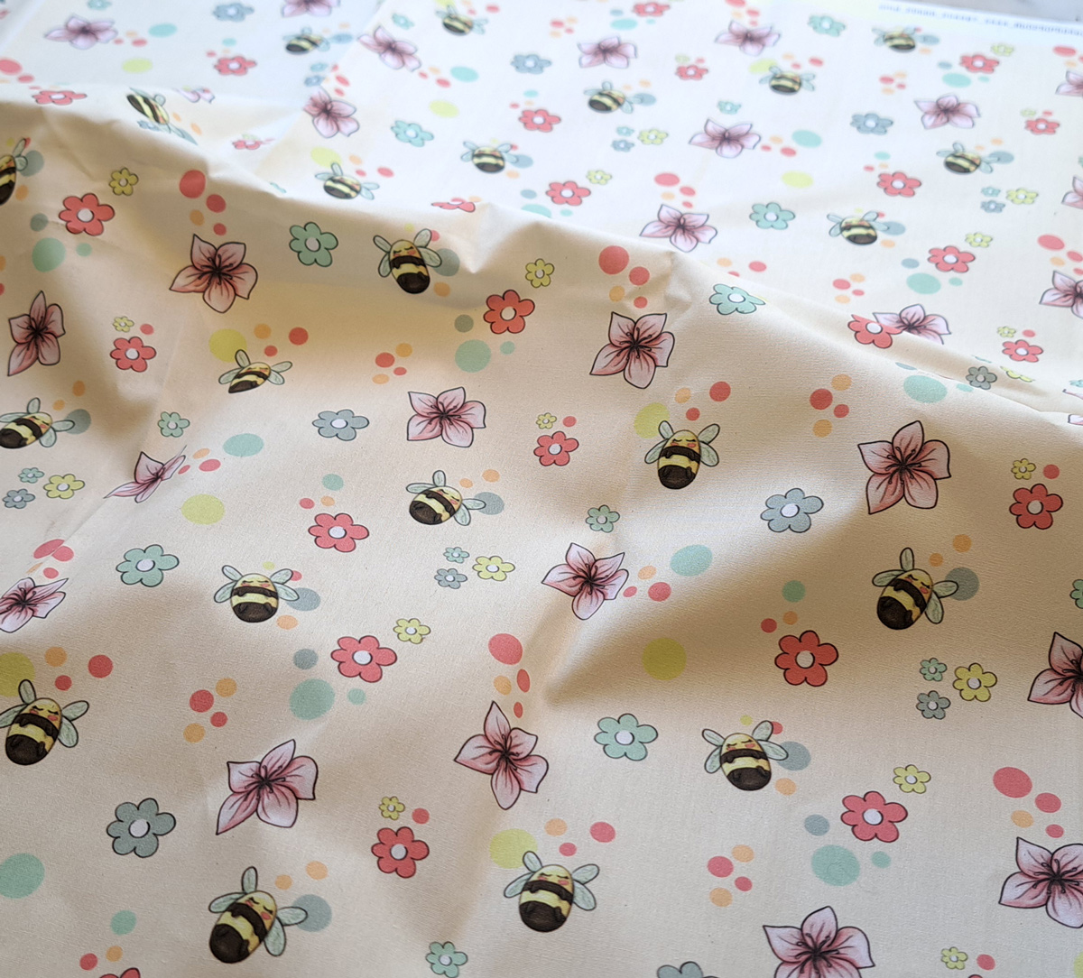 Nouveau – Popeline bio oeko-tex imprimé en France – Motif Le Bourdon Mignon- Fond Vert d’eau Nouveau – Popeline bio oeko-tex imprimé en France – Motif Le Bourdon Mignon- Fond Vert d’eau