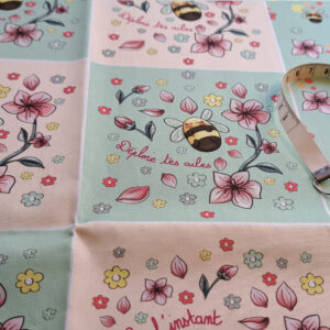 Nouveau – Coupon illustré 12 x 12 cm – Popeline gots et oeko-tex imprimé en France – DÉPLOIE TES AILES — fond vert d&rsquo;eau