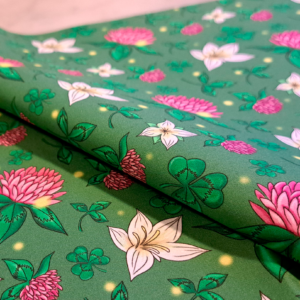 Nouveau – Popeline gots et oeko-tex imprimé en France – Motif simplifié associé Le Jardin des Fées – Fond Vert printanier