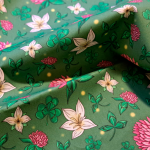 Nouveau – Popeline gots et oeko-tex imprimé en France – Motif simplifié associé Le Jardin des Fées – Fond Vert printanier