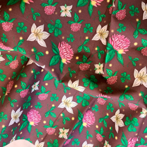 Nouveau – Popeline gots et oeko-tex imprimé en France – Motif simplifié associé Le Jardin des Fées – Fond Violet