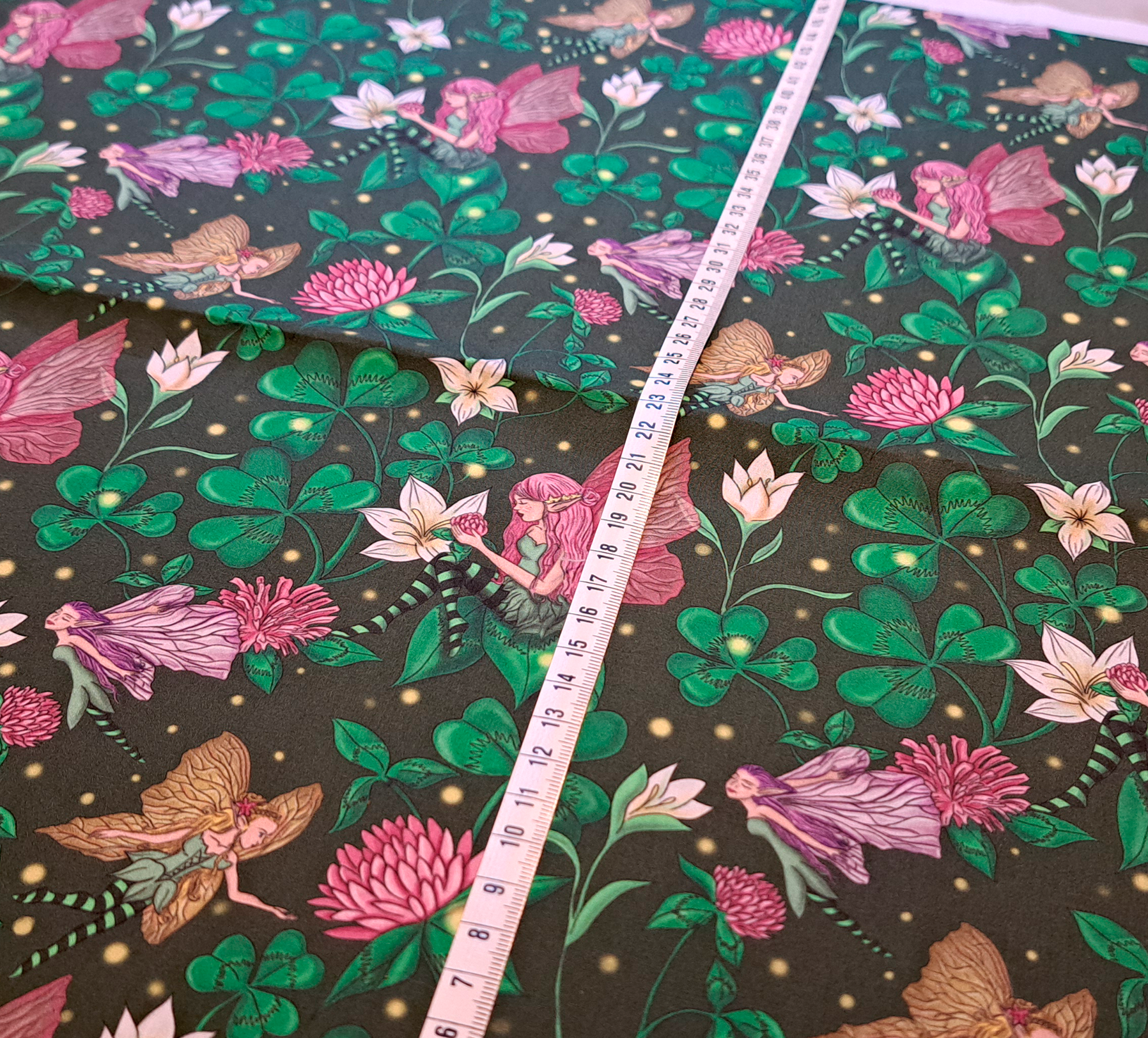 Nouveau – Popeline gots et oeko-tex imprimé en France – Motif Le Jardin des Fées – Fond Vert foncé Nouveau - Popeline gots et oeko-tex imprimé en France - Motif Le Jardin des Fées - Fond Vert foncé – Image 4