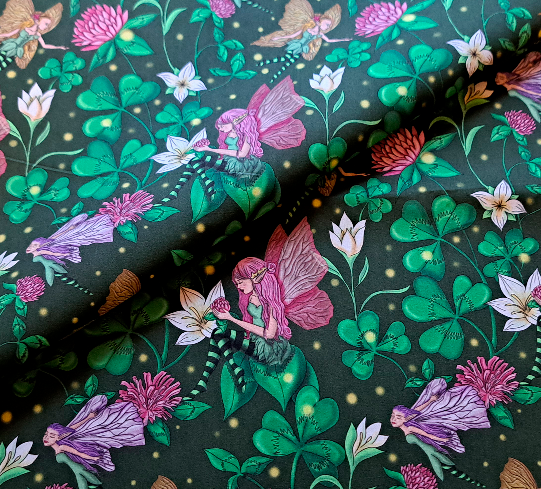 Nouveau – Popeline gots et oeko-tex imprimé en France – Motif Le Jardin des Fées – Fond Vert foncé Nouveau - Popeline gots et oeko-tex imprimé en France - Motif Le Jardin des Fées - Fond Vert foncé – Image 6