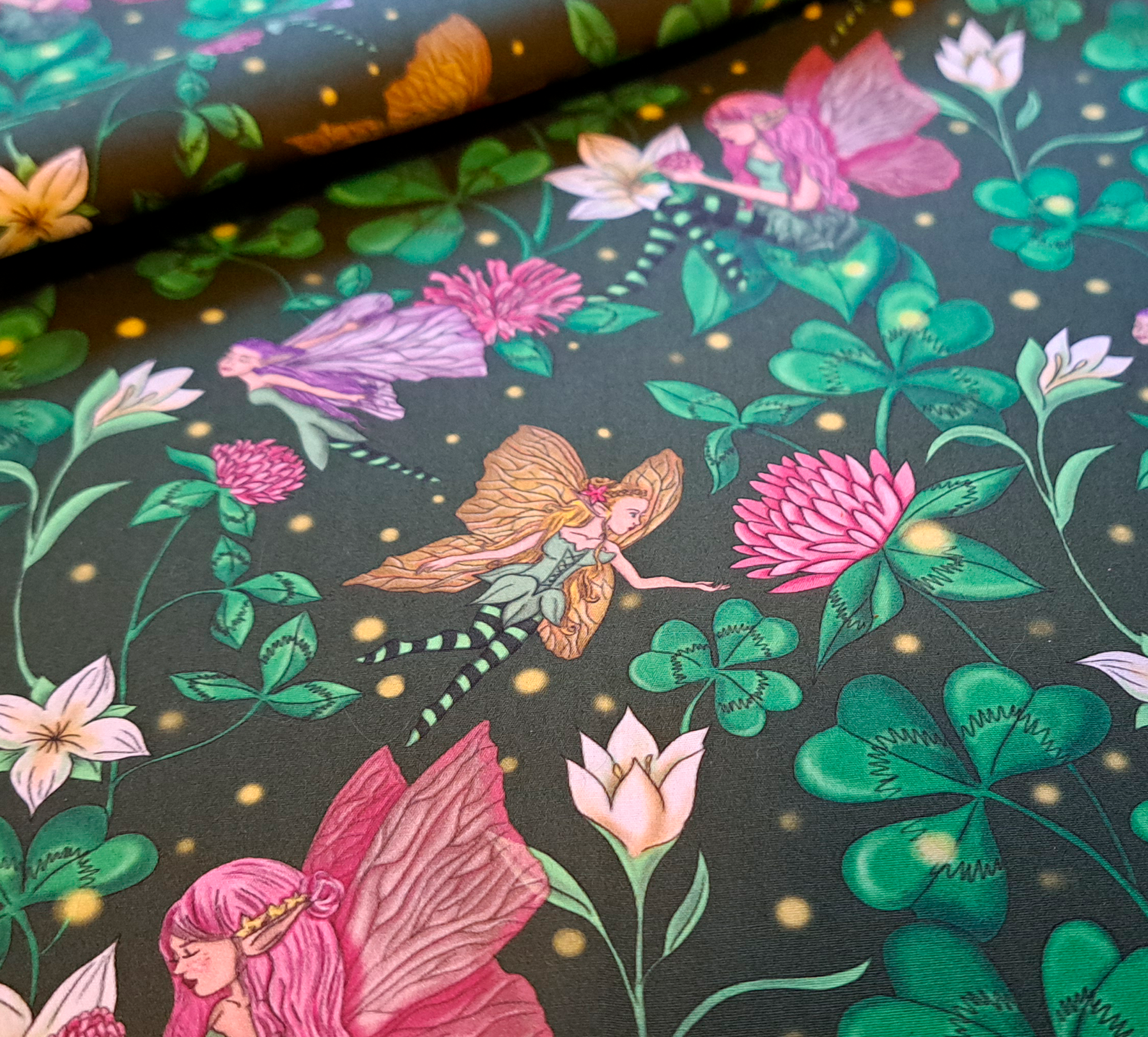 Nouveau – Popeline gots et oeko-tex imprimé en France – Motif Le Jardin des Fées – Fond Vert foncé Nouveau - Popeline gots et oeko-tex imprimé en France - Motif Le Jardin des Fées - Fond Vert foncé – Image 7