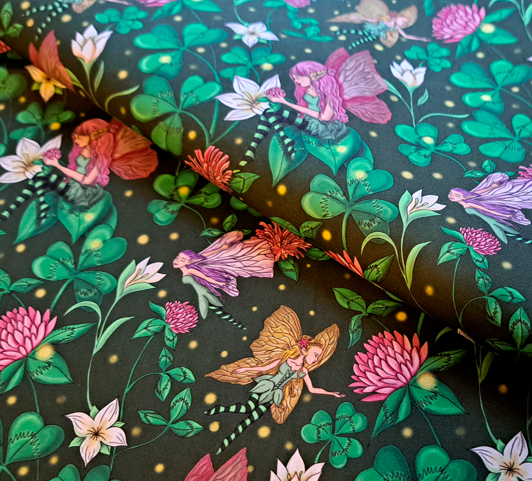 Nouveau – Popeline gots et oeko-tex imprimé en France – Motif Le Jardin des Fées – Fond Violet Nouveau – Popeline gots et oeko-tex imprimé en France – Motif Le Jardin des Fées – Fond Violet