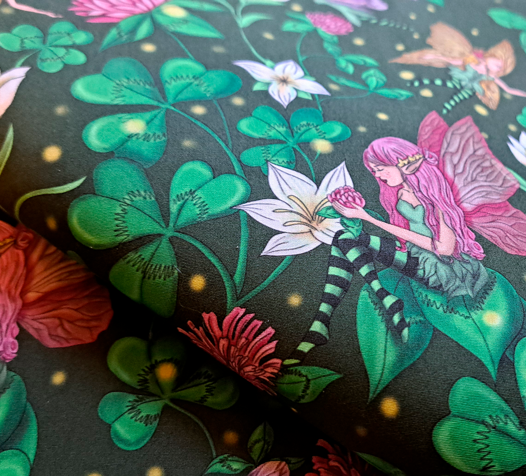 Nouveau – Popeline gots et oeko-tex imprimé en France – Motif Le Jardin des Fées – Fond Vert foncé Nouveau - Popeline gots et oeko-tex imprimé en France - Motif Le Jardin des Fées - Fond Vert foncé – Image 9