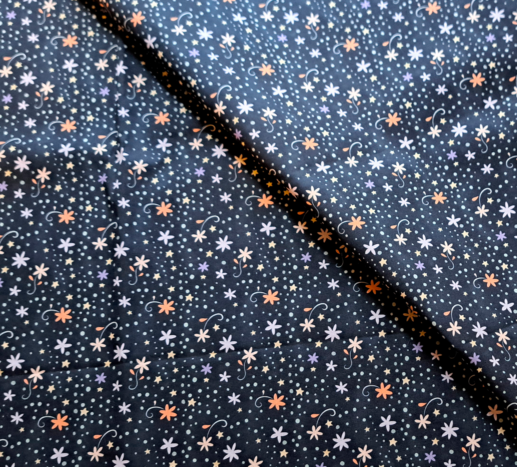 Nouveau – Popeline oeko-tex imprimé en France – Motif Constellations fleuries assorti aux Méduses Stellaires – Fond Marine Nouveau - Popeline oeko-tex imprimé en France - Motif Constellations fleuries assorti aux Méduses Stellaires - Fond Marine – Image 3