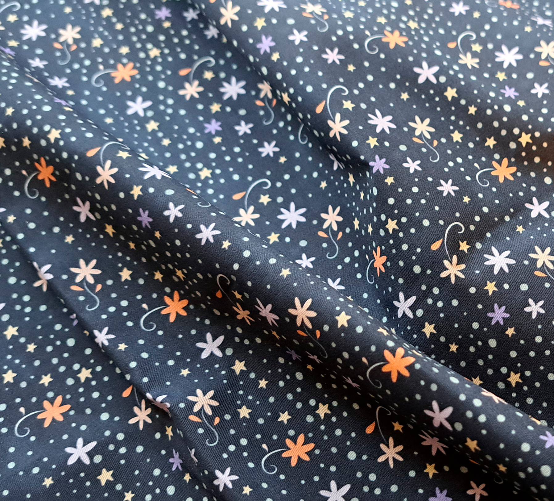 Nouveau – Popeline oeko-tex imprimé en France – Motif Constellations fleuries assorti aux Méduses Stellaires – Fond Marine Nouveau - Popeline oeko-tex imprimé en France - Motif Constellations fleuries assorti aux Méduses Stellaires - Fond Marine – Image 4