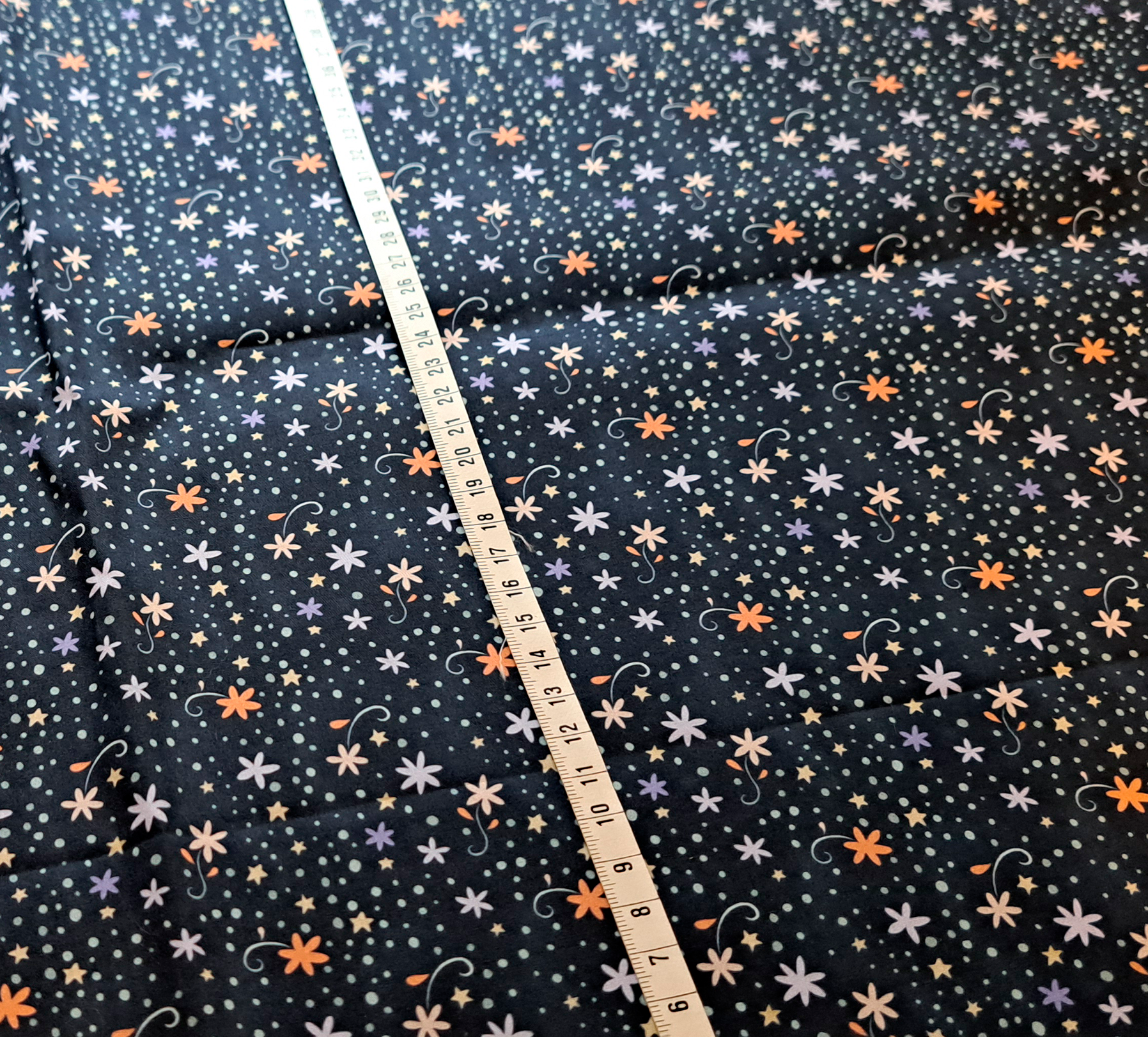 Nouveau – Popeline oeko-tex imprimé en France – Motif Constellations fleuries assorti aux Méduses Stellaires – Fond Marine Nouveau - Popeline oeko-tex imprimé en France - Motif Constellations fleuries assorti aux Méduses Stellaires - Fond Marine – Image 5