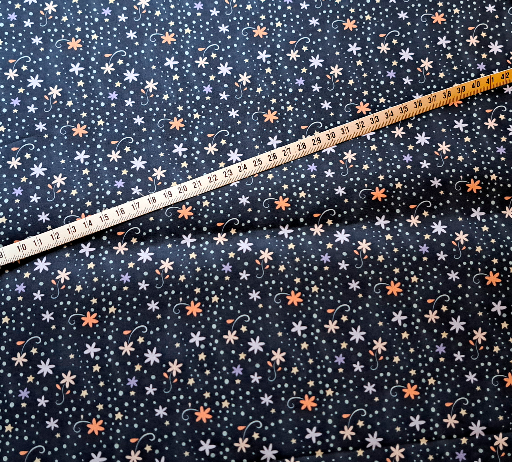 Nouveau – Popeline oeko-tex imprimé en France – Motif Constellations fleuries assorti aux Méduses Stellaires – Fond Marine Nouveau - Popeline oeko-tex imprimé en France - Motif Constellations fleuries assorti aux Méduses Stellaires - Fond Marine – Image 6