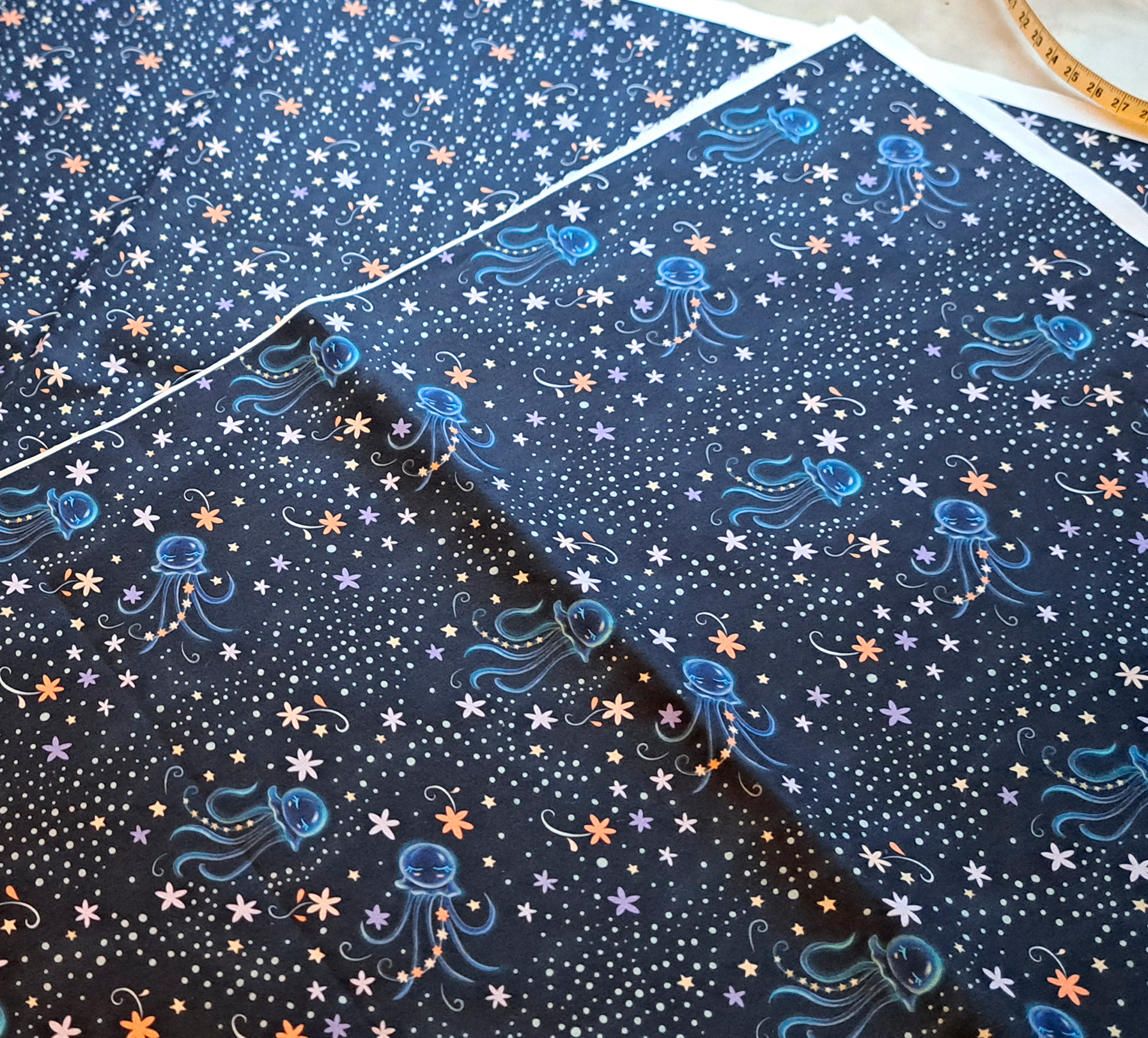 Nouveau – Popeline oeko-tex imprimé en France – Motif Constellations fleuries assorti aux Méduses Stellaires – Fond Marine Nouveau - Popeline oeko-tex imprimé en France - Motif Constellations fleuries assorti aux Méduses Stellaires - Fond Marine – Image 7